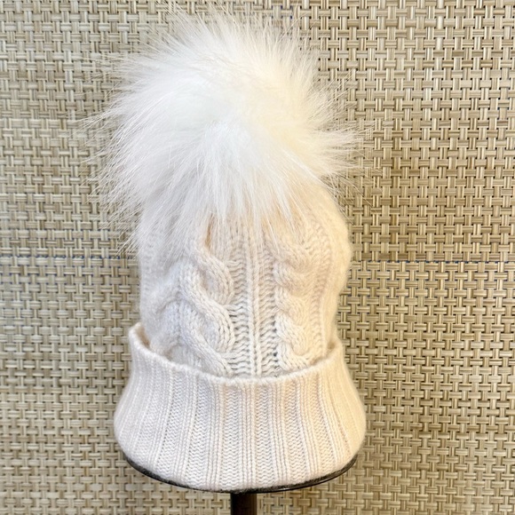 🌟HP🌟NWOT Cream 100% Cashmere Cable Knit Cuffed Faux Fur Pom Beanie by Halogen - Picture 4 of 8